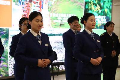 青島地鐵13號線服務禮儀操比武大賽拉開戰(zhàn)幕，專業(yè)服裝出租助力服務風采